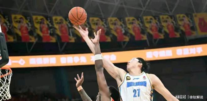 广厦男篮迎战上海男篮，球员状态神勇争夺胜利的简单介绍