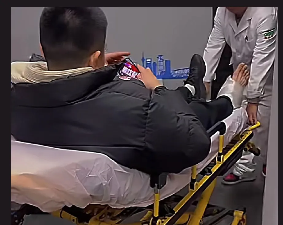运动员在比赛中受伤，队伍面临人员调整问题