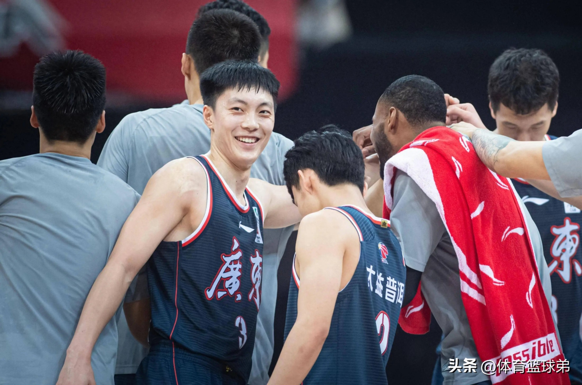 年轻球员表现出色，成功逆袭对手夺魁