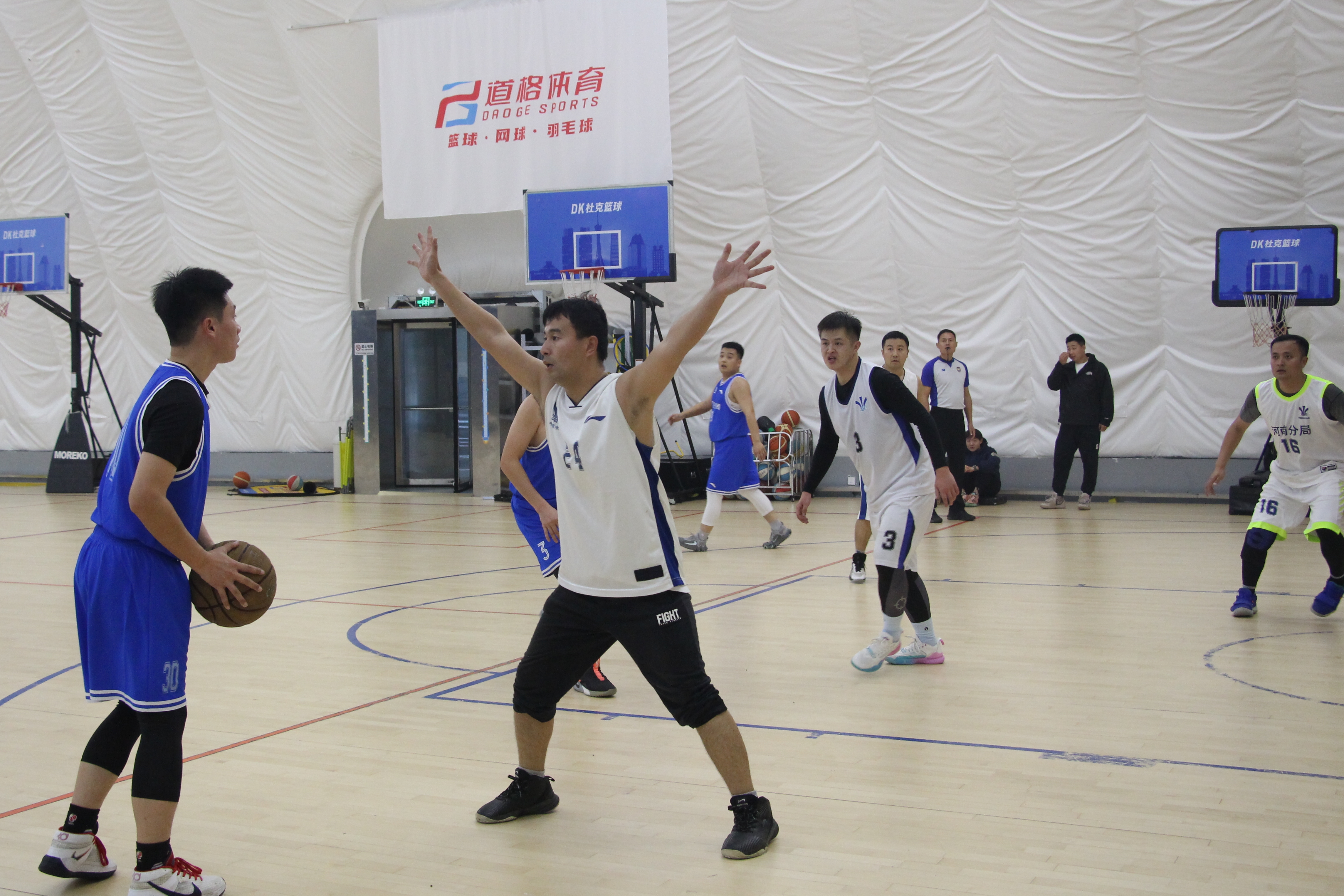篮球选手在国际赛事中展现顶级技艺